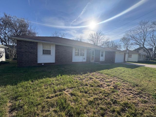 207 E Meadow Avenue, Crane, MO 65633