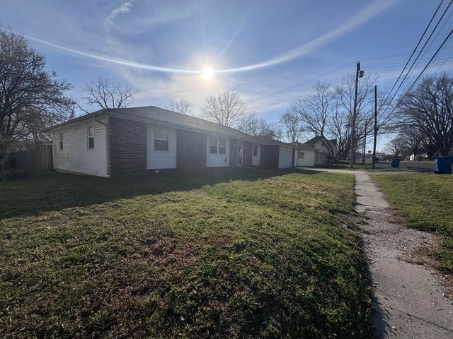 207 E Meadow Avenue, Crane, MO 65633