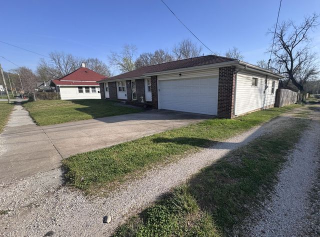 207 E Meadow Avenue, Crane, MO 65633