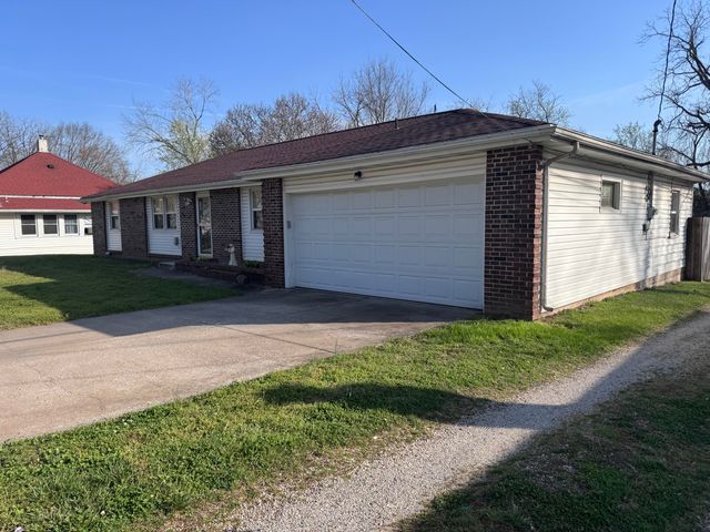 207 E Meadow Avenue, Crane, MO 65633