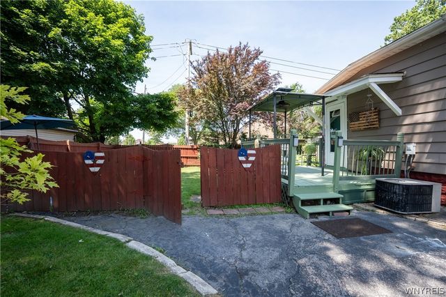 400 Collins Avenue, West Seneca, NY 14224