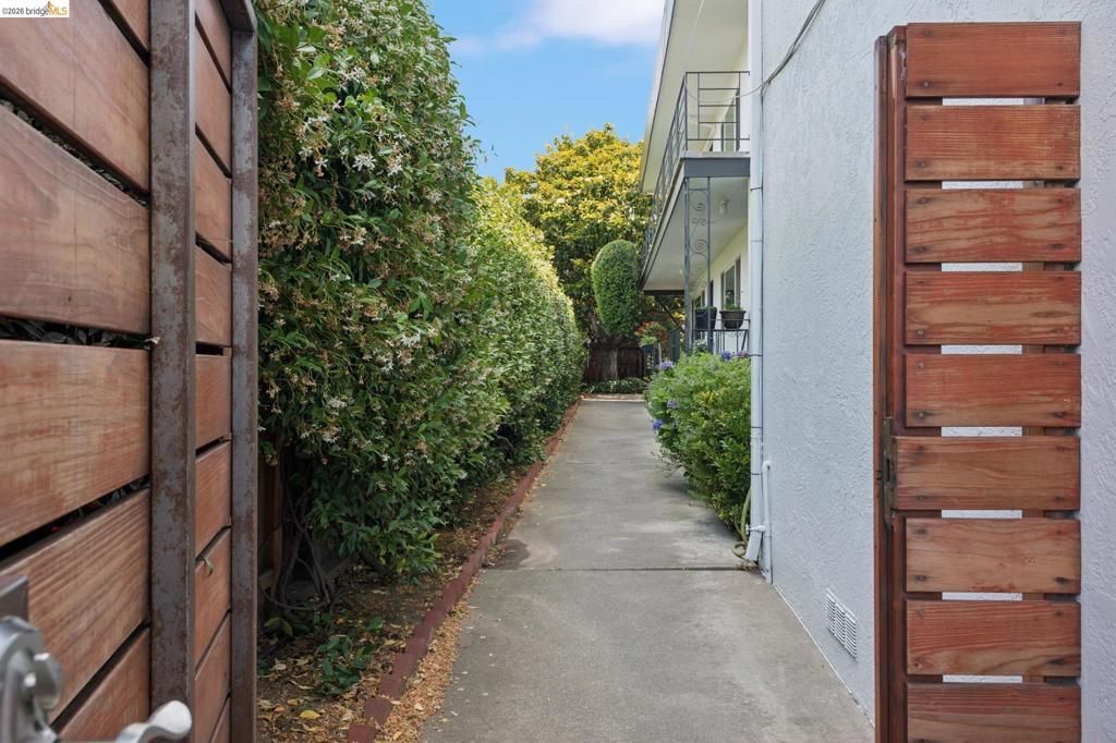 Image 2 of property listing at 3054 Bona St D, Oakland, CA 94601