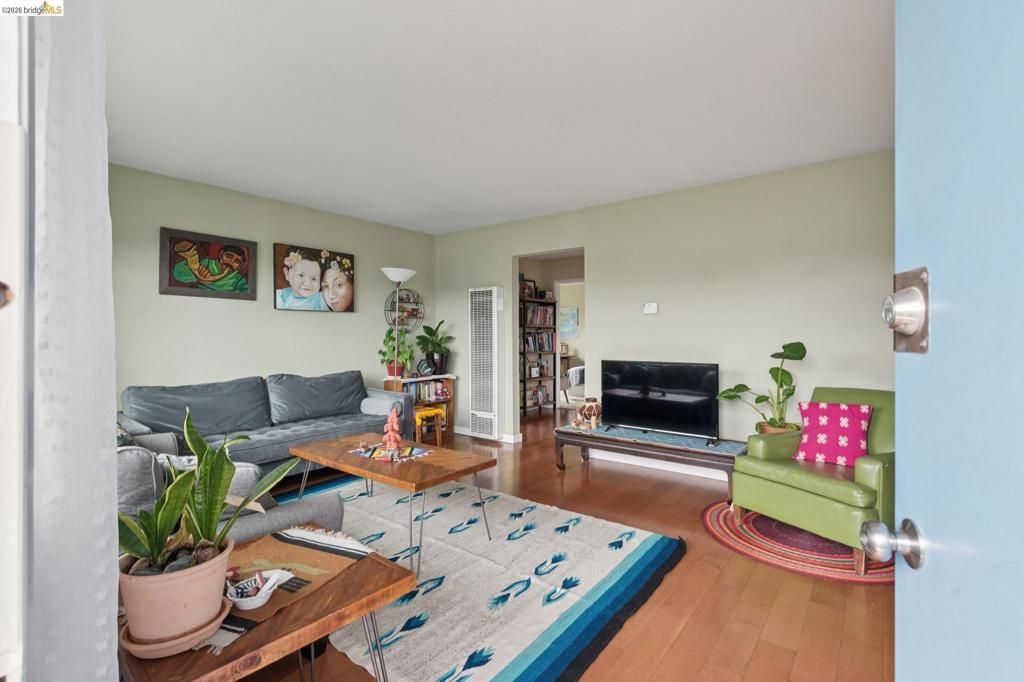 Image 6 of property listing at 3054 Bona St D, Oakland, CA 94601