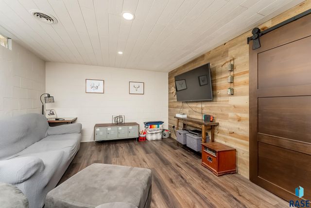 707 S Hawthorne Ave Avenue, Sioux Falls, SD 57104