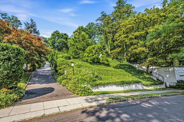 18 Crescent Road, Great Neck, NY 11021