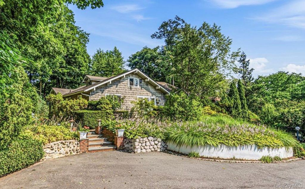 18 Crescent Road, Great Neck, NY 11021