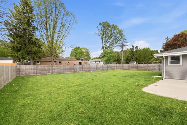 W60N873 Sheboygan ROAD, Cedarburg, WI 53012