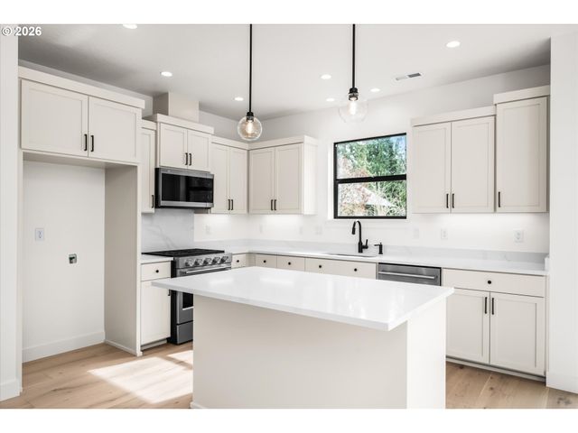 870 W 25TH Ave, Eugene, OR 97405