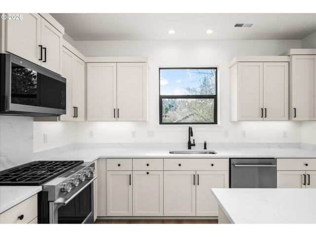 870 W 25TH Ave, Eugene, OR 97405