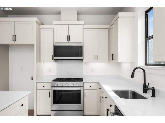 870 W 25TH Ave, Eugene, OR 97405