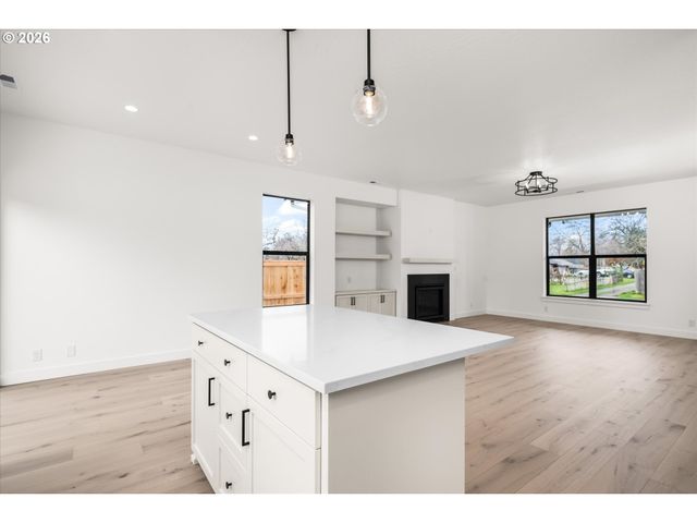 870 W 25TH Ave, Eugene, OR 97405