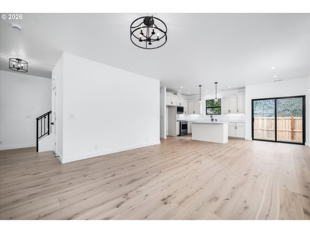 870 W 25TH Ave, Eugene, OR 97405