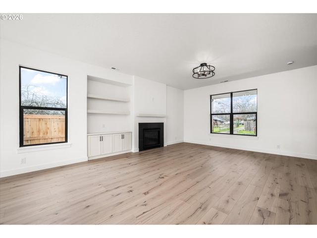 870 W 25TH Ave, Eugene, OR 97405