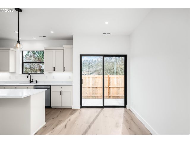 870 W 25TH Ave, Eugene, OR 97405