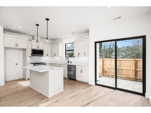 870 W 25TH Ave, Eugene, OR 97405