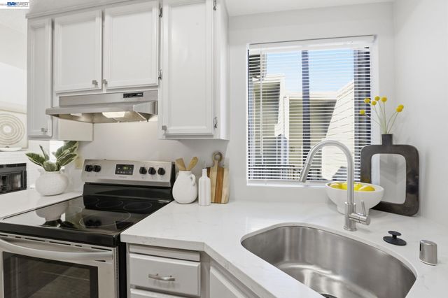 2455 Saint Helena Dr 5, Hayward, CA 94542