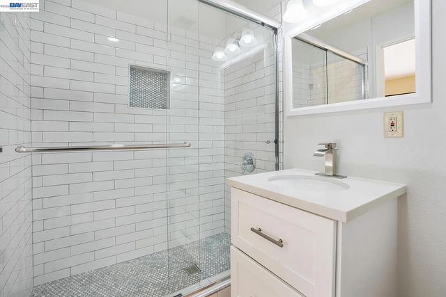 2455 Saint Helena Dr 5, Hayward, CA 94542