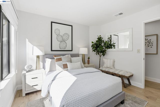 2455 Saint Helena Dr 5, Hayward, CA 94542