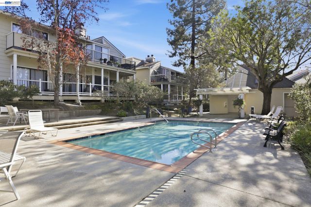 2455 Saint Helena Dr 5, Hayward, CA 94542