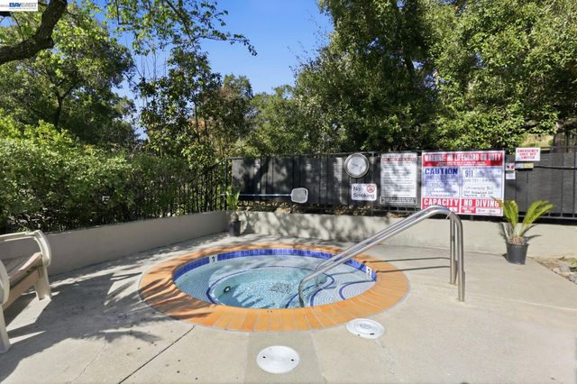 2455 Saint Helena Dr 5, Hayward, CA 94542