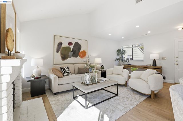 2455 Saint Helena Dr 5, Hayward, CA 94542