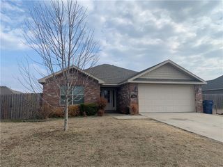 2011 N Carl Street, Siloam Springs, AR 72761