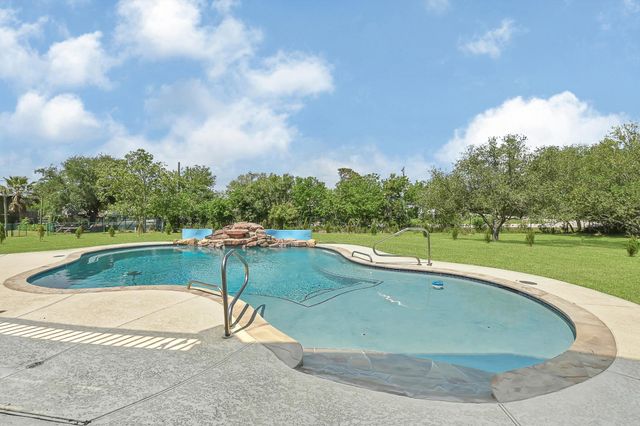 1004 8th Street, Dickinson, TX 77539