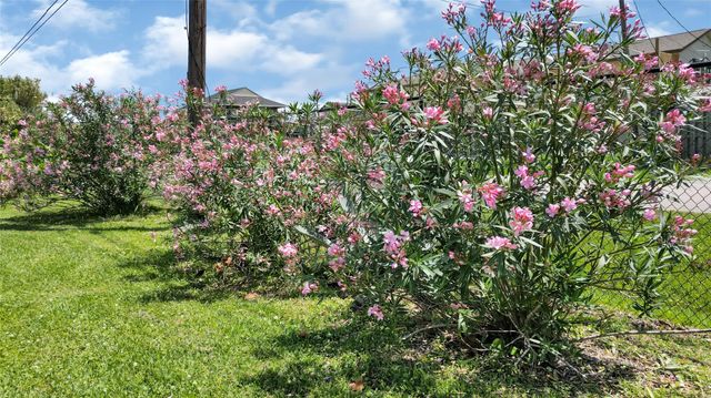 1004 8th Street, Dickinson, TX 77539