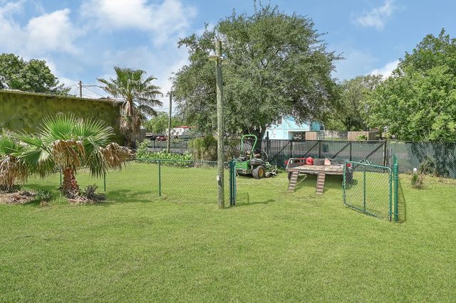 1004 8th Street, Dickinson, TX 77539