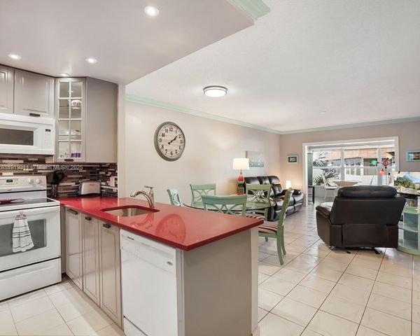 4705 NW 35th St 616, Lauderdale Lakes, FL 33319