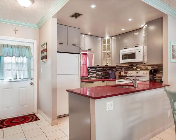 4705 NW 35th St 616, Lauderdale Lakes, FL 33319
