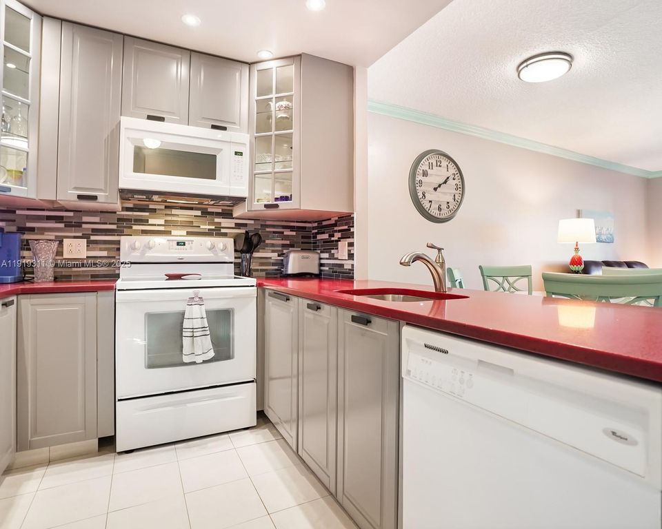 4705 NW 35th St 616, Lauderdale Lakes, FL 33319