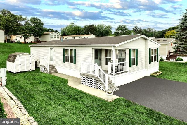 211 ROBIN DR, Red Lion, PA 17356