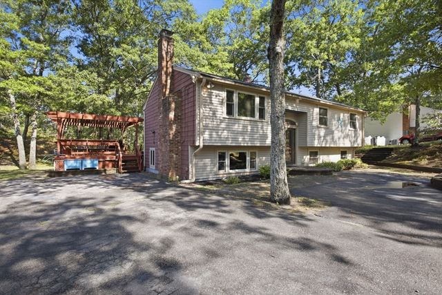 111 Rocky Pond Rd, Plymouth, MA 02360