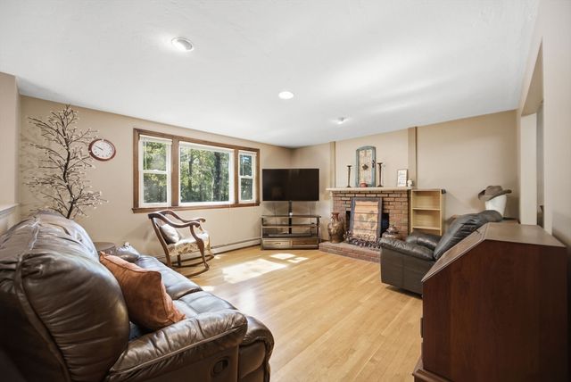 111 Rocky Pond Rd, Plymouth, MA 02360