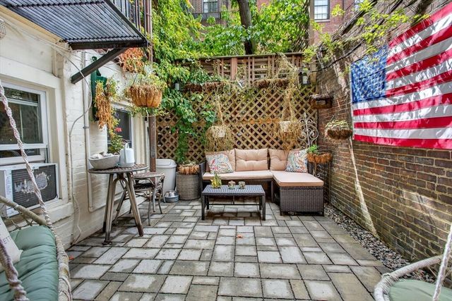 130 Myrtle St, Boston, MA 02114