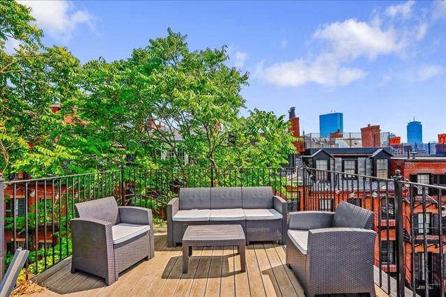 130 Myrtle St, Boston, MA 02114