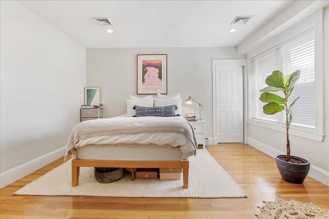 130 Myrtle St, Boston, MA 02114
