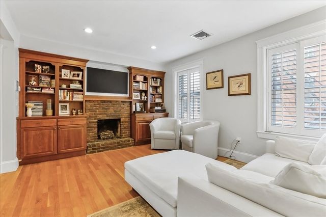 130 Myrtle St, Boston, MA 02114