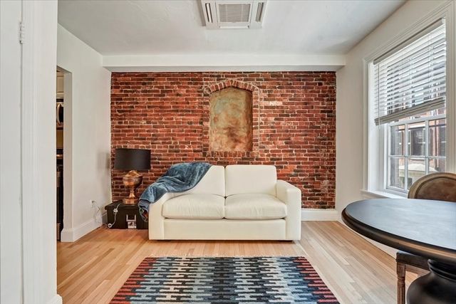 130 Myrtle St, Boston, MA 02114