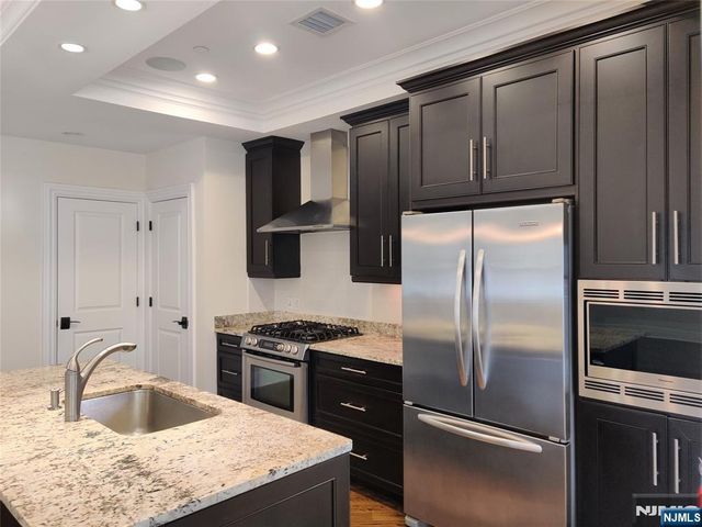 12 Marquis Court, Edgewater, NJ 07020