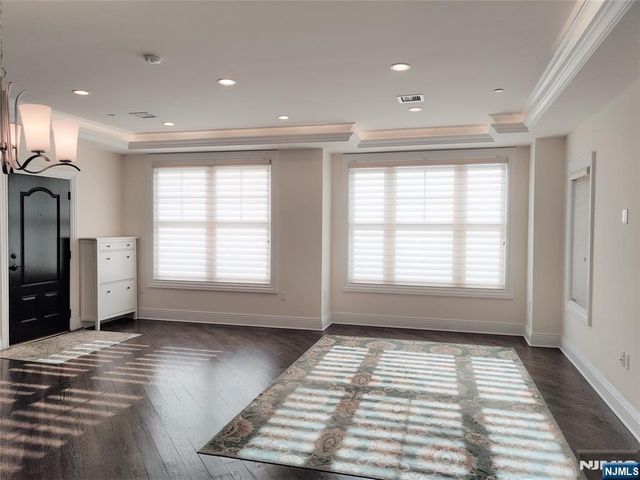 12 Marquis Court, Edgewater, NJ 07020
