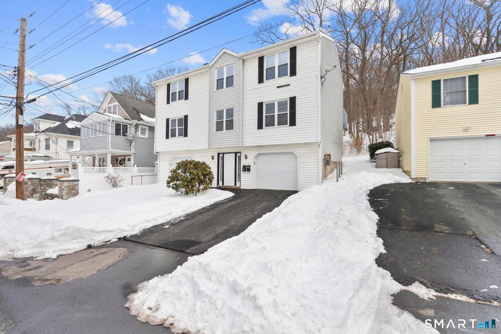 35 Woodlawn Avenue, Ansonia, CT 06401