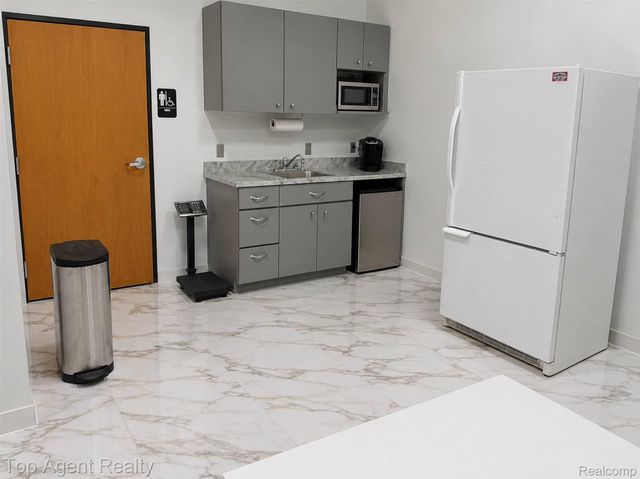 2873 Daley Drive, Troy, MI 48083