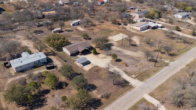 494 County Road 4638, Hondo, TX 78861