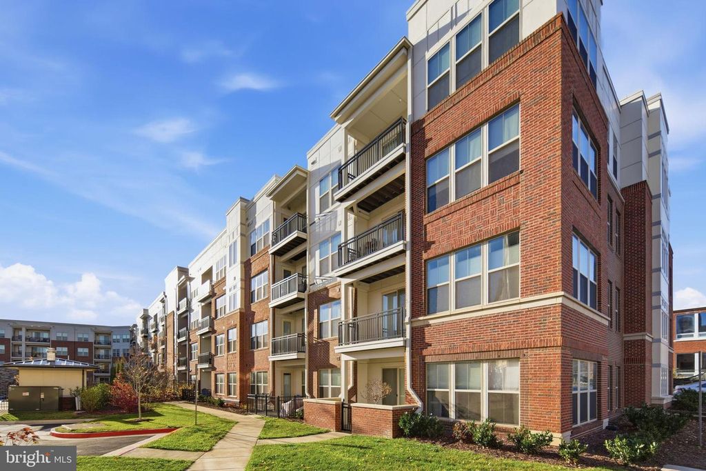 Image 8 of property listing at 10755 FAIRGROUNDS DR #102, Fairfax, VA 22030