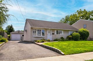 35 Vernon Street, Plainview, NY 11803