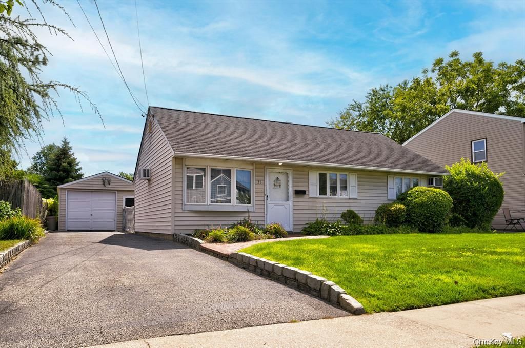 35 Vernon Street, Plainview, NY 11803