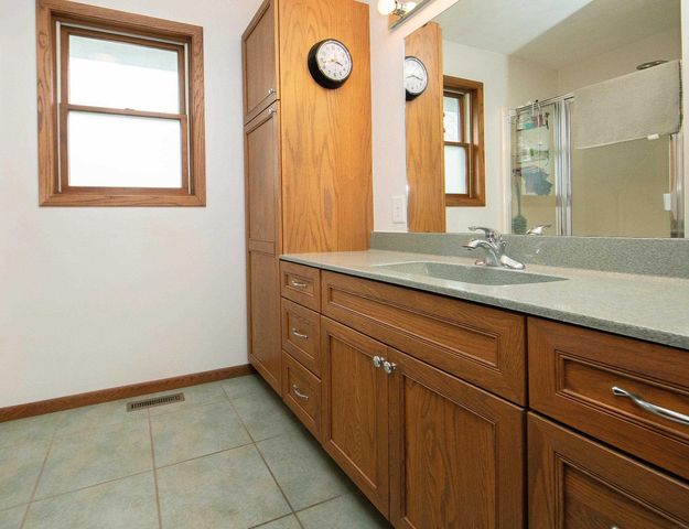 1101 9th St NW, Waverly, IA 50677