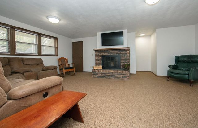 1101 9th St NW, Waverly, IA 50677